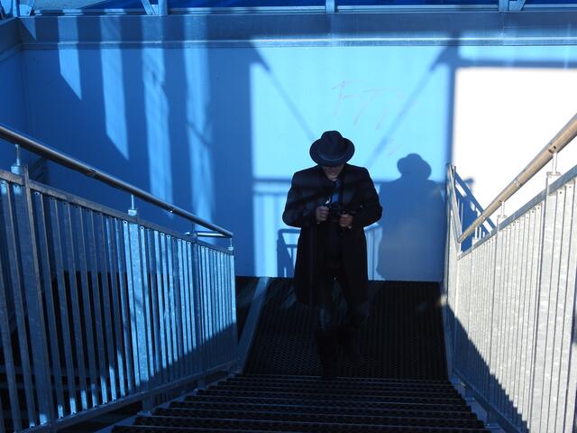 Aus nachvollziehbaren Gründen möchte Thomas Feisthauer unerkannt bleiben. Seit 20 Jahren ist er als Privatdetektiv aktiv und hat in Annenheim seine Basis.  | Foto: Privat (2)