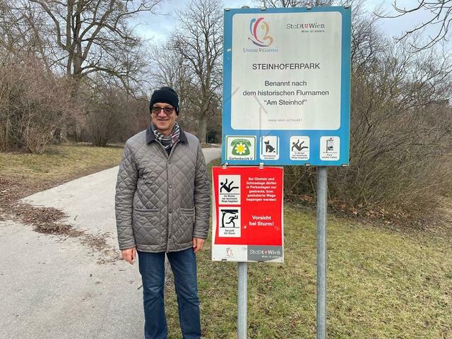 Kurt G. ist Nordic Walker und marschiert beinahe täglich durch den stockfinsteren Steinhoferpark. Dabei ist er nicht alleine.  | Foto: Patricia Hillinger