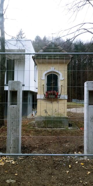 Das Marterl war immer frei zugänglich, nun ist es eingezäunt. | Foto: Riedl