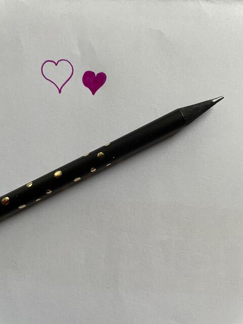 Eine besonders schöne Art, seiner Liebe Ausdruck zu verleihen – und das nicht nur für geborene Poeten: Die Karte oder der Brief zum Valentinstag, versehen mit persönlichen Zeilen, eignet sich besonders gut, um dem Partner oder der Partnerin in Worten mitzuteilen, was man empfindet. | Foto: Lisa Gold