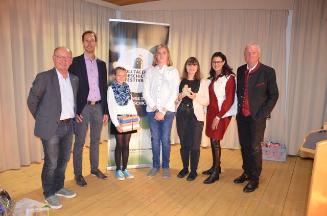 Ein Foto vom Finale 2021: Die drei Nachwuchsautoren Anna Salzmann, Alex Hajdu und Emma Antonitsch mit Peter Rupitsch, Markus Lerch, Sara Schaar und Günther Novak | Foto: Michael Thun 