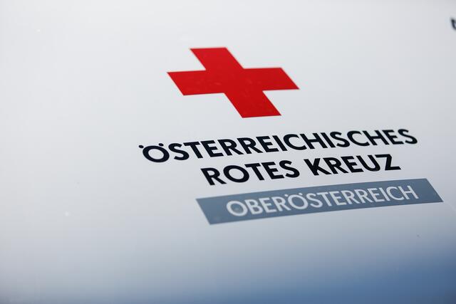 Der verunfallte Lenker wurde von der Rettung ins Salzkammergut Klinikum Vöcklabruck gebracht. | Foto: Huber