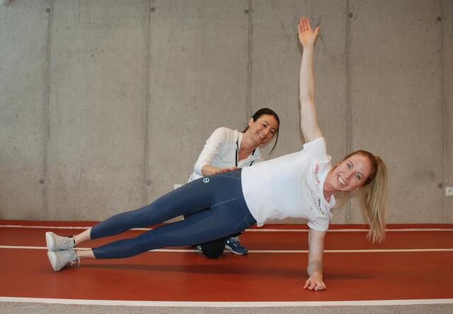 Bronzemedaillen-Gewinnerin Teresa Stadlober (vorne) mit Edith Bierbaumer, der Sprecherin der NÖ sportwissenschaftlichen Berater | Foto: Michal Klekner