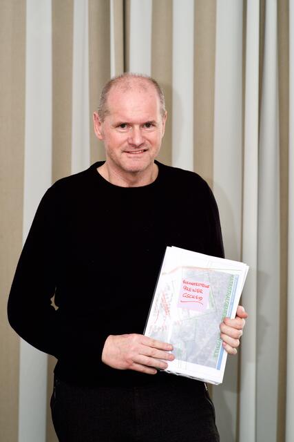 Hannes Döller mit dem Konzept für den Bus-Umkehrplatz.