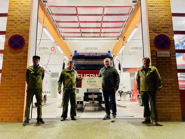 Scheckübergabe: Thorsten Mayer, Marco Schwaiger, Adi Kalchbrenner und Manfred Pimperl | Foto: Feuerwehr Rotenturm