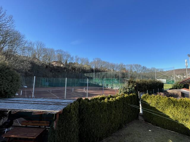 Angrenzende Kleingärten: Statt den Tennisplätzen soll hier bald eine acht Meter hohe Halle stehen. | Foto: Michael J. Payer