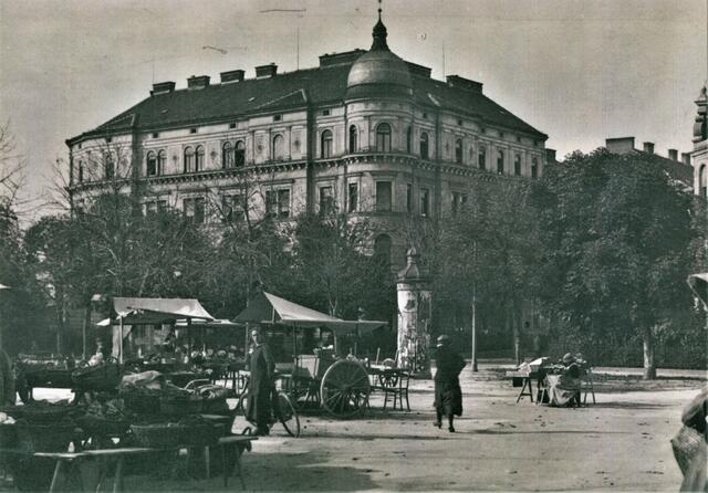 Das Zinspalais Lazarini vor dem bescheidenen Markt am Geidorfplatz auf einem Foto aus dem Jahr 1928. | Foto: Sammlung Kubinzky