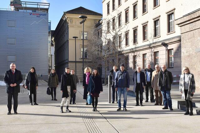 V.r.n.l.: Landesrätin Beate Palfrader, Jury für den künstlerischen Wettbewerb, Landesrat Johannes Tratter | Foto: Land Tirol/Dorfmann
