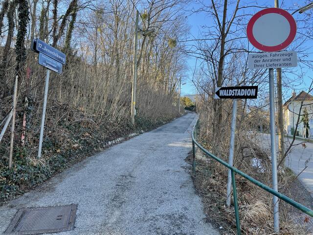 Die Zufahrt zum Waldstadion ist nur mit Ausnahmen gestattet. | Foto: Michael J. Payer