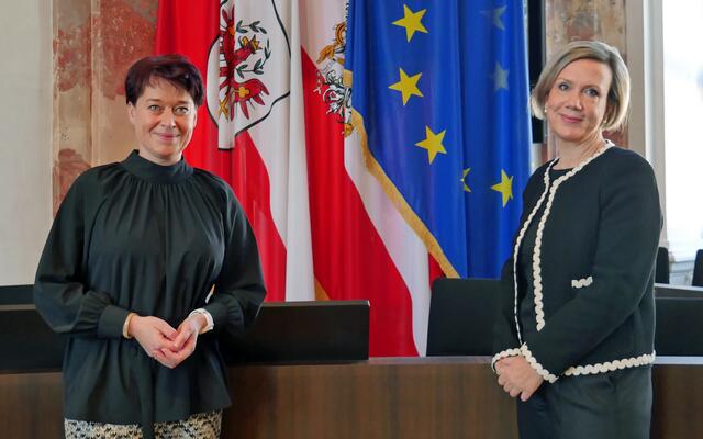 LTPin Sonja Ledl-Rossmann (li.) gratuliert der designierten Landesvolksanwältin Doris Winkler-Hofer zur heutigen Wahl. | Foto: Landtagsdirektion Tirol/Oswald