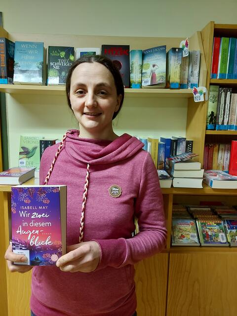Bibliothekarin Renate Neubauer empfiehlt „Wir zwei in diesem Augenblick“ von Isabell May. | Foto: Renate Neubauer