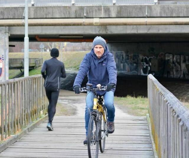 Die viel frequentierte Haselbach-Unterführung in Urfahr soll aufgrund von Brückensanierungsarbeiten für ein Jahr gesperrt werden. Grünen-Klubobmann Helge Langer fordert jetzt vom zuständigen Verkehrsreferenten Vizebürgermeister Bernhard Baier (ÖVP) eine praktikable Lösung für Fußgänger und Radfahrer. | Foto: Grüne Linz