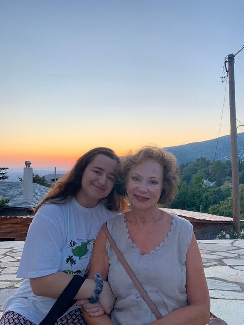 Melina Nassioudis mit ihrer Oma Renate Pressinger in Pilion, Griechenland | Foto: Melina Nassioudis