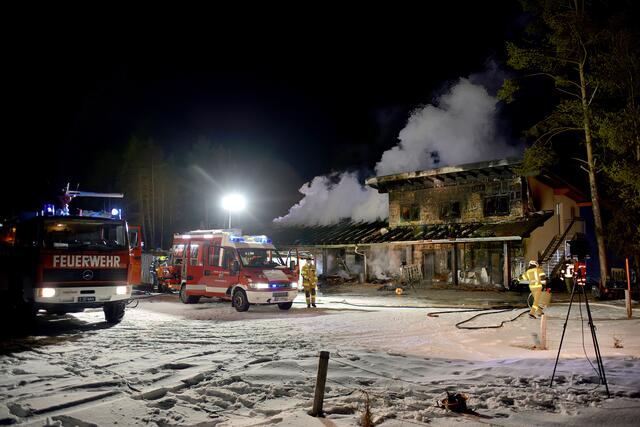 Der Sachschaden nach dem Großbrand in Vorderhornbach liegt bei 600.000 Euro, vielleicht sogar höher. | Foto: Zoom Tirol