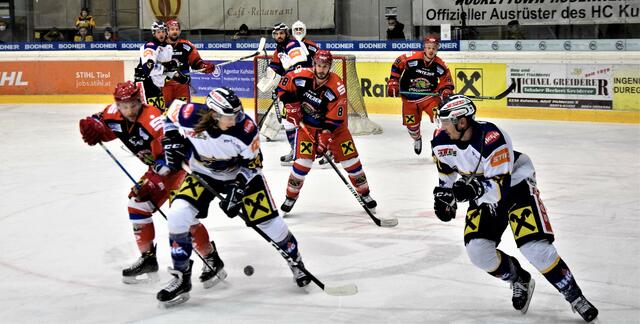 Wer schafft es? Der EHC Crocodiles Kundl spielt zu Hause gegen den HC Dragons Kufstein. | Foto: Schwaighofer