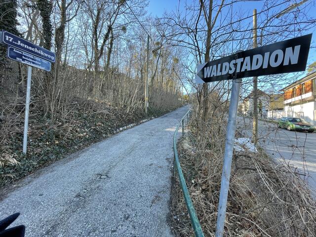Die Auffhart zum Waldstadion Jenschikweg. | Foto: Michael J. Payer