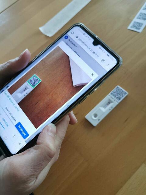 Das Wohnzimmertest-Programm des Landes OÖ führt Schritt für Schritt durch die Covid-Testung. Der QR-Code muss aufgeklebt und dann abfotografiert werden.