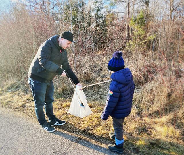 JG-Obmann Bernhard Stegh sammelte zusammen mit jungen Helfern den falsch entsorgten Müll in Marchtrenk ein. | Foto: Bernhard Stegh