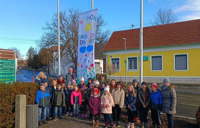 Die Willkommensfahne für künftige Neugeborene aus Gerersdorf, Sulz und Rehgraben wurde von den Volksschulkindern gestaltet. | Foto:  Gemeinde Gerersdorf-Sulz