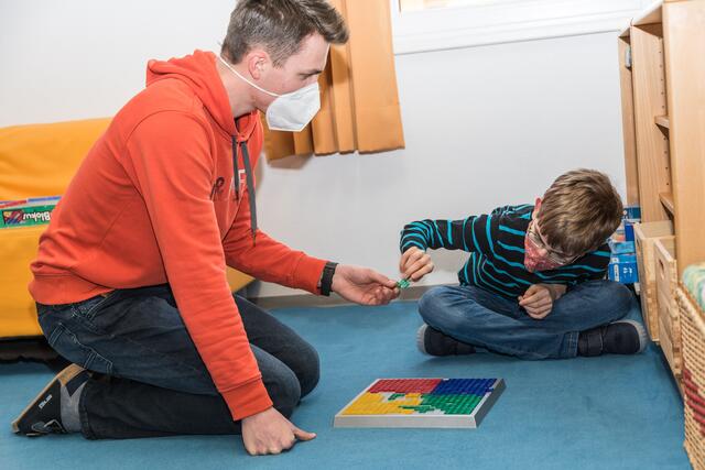 Zivildiener David Jung spielt gerne ebenso mit beeinträchtigten Kindern in einem Kinderhort.  | Foto: Alfred Hofer