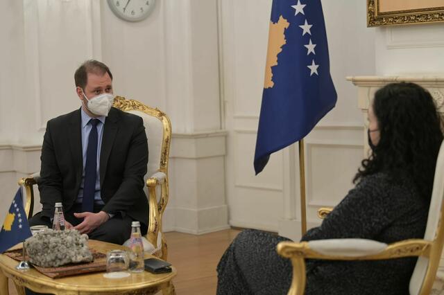 Europa-Abgeordneter Christian Sagartz im Gespräch mit Kosovo-Präsidentin Vjosa Osmani | Foto: Friedrichkeit