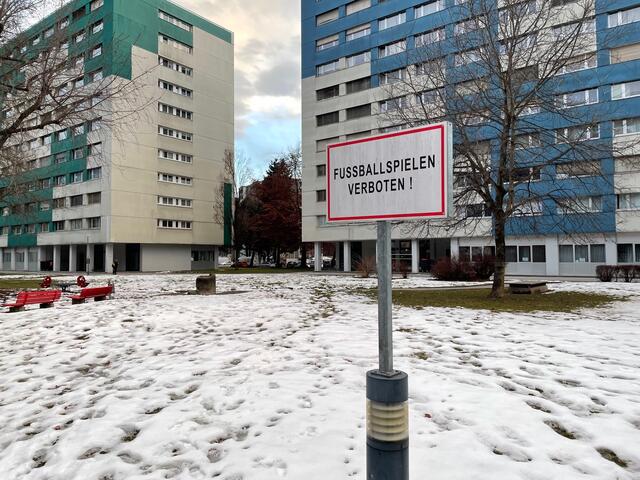 Dass das Fußballspielen verboten ist, darauf muss besonders oft hingewiesen werden.  | Foto: Michael Steger