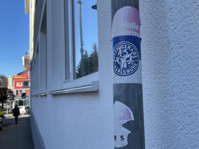 Hier machen Aficionados des Karlsruher Sportclubs auf sich aufmerksam, aber auch die NEOS sind präsent. | Foto: Kai Reinisch