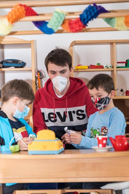Sechs- und zehnjährige Kinder spielen liebend gerne und dies ist für den Zivildiener überhaupt kein Problem und spielt gerne mit. | Foto: Alfred Hofer