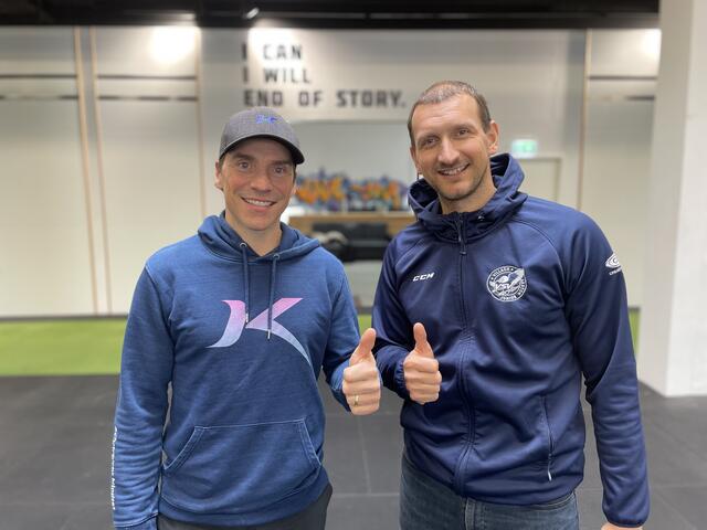 "Erfolg entsteht im Kopf". Der EC Grand Immo VSV vergibt 30 "Juniors-Stipendien" für ein Mentalcoaching mit Eishockeylegende Dieter Kalt (am Bild mit VSV-Nachwuchsleiter Philipp Pinter). | Foto: meinBezirk.at