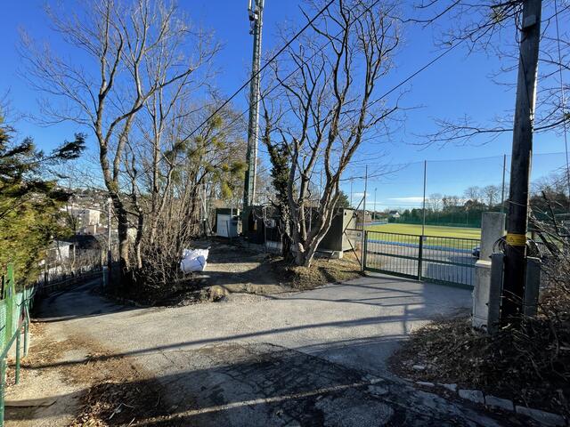 Der Eingang zum Waldstadion: Viel Platz für Autos gibt es hier nicht. | Foto: Michael J. Payer