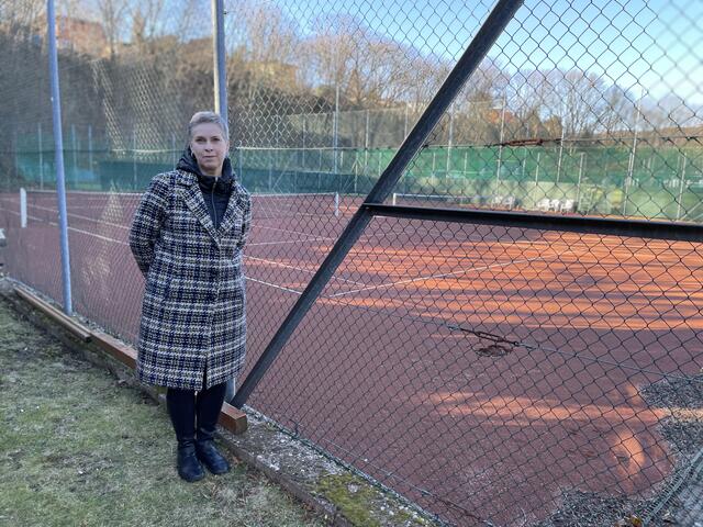 Susanne Liebl, Obfrau Kleingartenverein Oberwieden, sieht keine Notwendigkeit hier eine Hockeyhalle zu errichten. | Foto: Michael J. Payer