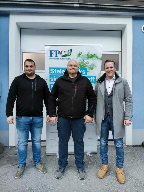 Bei der Ortsgruppengründung der FPÖ in Strallegg:
GR David Gruber, GR OG-Obmann Florian Holzer und LAbg. Bezirksparteiobmann Patrick Derler. (v.l.) | Foto: FPÖ