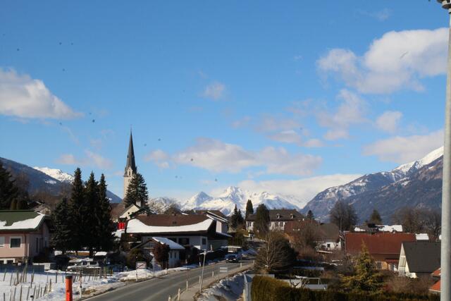 Ein Blick auf Baldramsdorf. Im Hintergrund lacht noch jede Menge Schnee von den Bergen. | Foto: Steiner-Dorfer