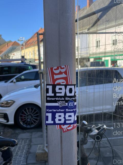 Verschiedene Vereine sind auf diesem Straßenschild vertreten. | Foto: Kai Reinisch