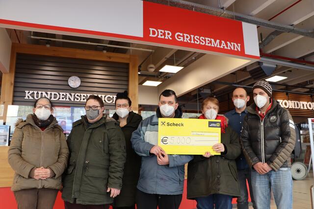 Scheckübergabe im Grissemann: Sigrid Plörer, Philipp Burkus, Kerstin Wille, Cengi Balci, Anja Winkler, Lukas Möst und Peter Hueber (v.li). | Foto: Siegele