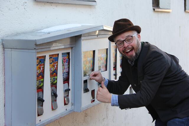Als absolutes Vorzeigeprojekt gilt der Kaugummiautomat als Teil der Nahversorgung im Schlapfer Tal.  | Foto: Thurner