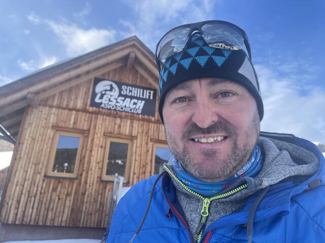 Als er Anfang der 1990er-Jahre mit der Trachtenmusikkapelle Lessach unterwegs war, um Musikanten zu runden Geburtstagen zu gratulieren, dachte er sich, wenn einer 50 geworden ist: "Bist du deppert, 50, dem sein Leben ist doch schon so gut wie gelaufen." Heute ist Martin Sagmeister selbst 50 Jahre alt, und weiß es besser: "Mit fünfzig fängt ein super neuer Lebensabschnitt an!" | Foto: Peter J. Wieland