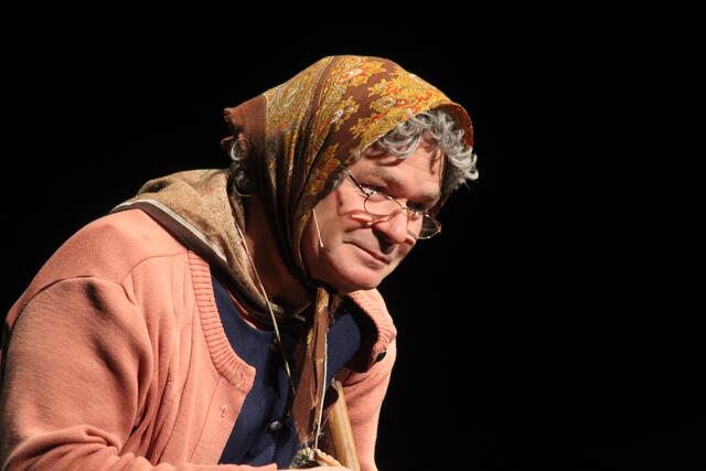 Markus Hirtler schlüpft wieder in die Rolle der "Ermi-Oma" und kommt damit ins Kunsthaus Weiz. | Foto: RegionalMedien Hofmüller