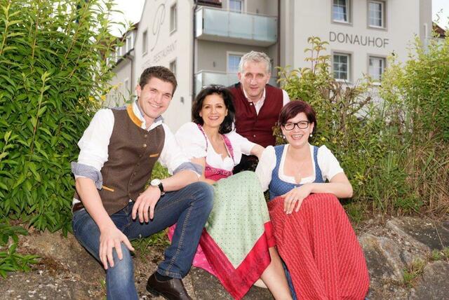 Franz-Josef Pichler (links mit seiner Familie) setzt sich im Bezirk Melk für die Jungunternehmer ein. | Foto: privat