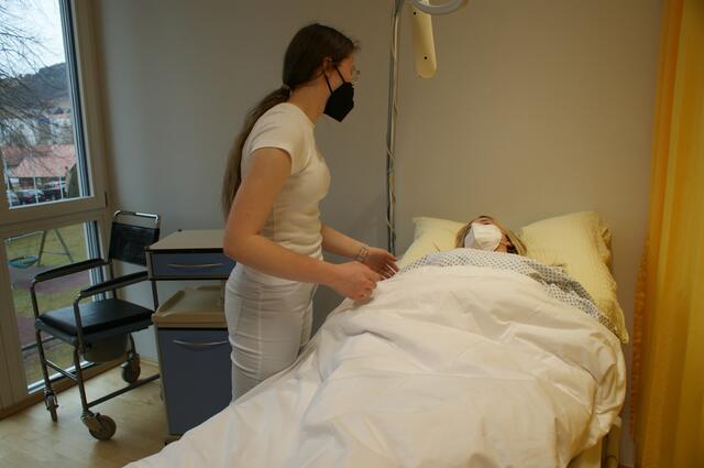 Johanna Prettenthaler und Katrin Cescutti machten bereits praktische Erfahrungen in ihrer Ausbildung. | Foto: Renate Sabathi