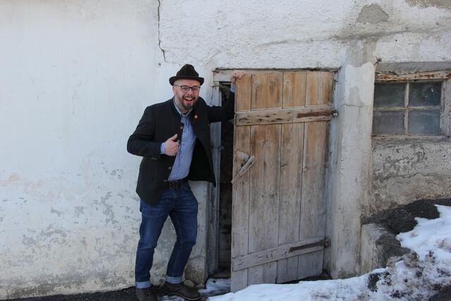 Georg Sindl vor dem ökologisch neu gestalteten Gemeindeamt in dem auch das Fremdenverkehrsbüro untergebracht ist.  | Foto: Thurner