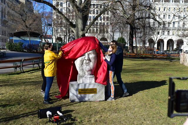 Bis 17 Uhr kann der "Beton-Ludwig" noch im Rathauspark besichtigt werden. | Foto: Markus Spitzauer