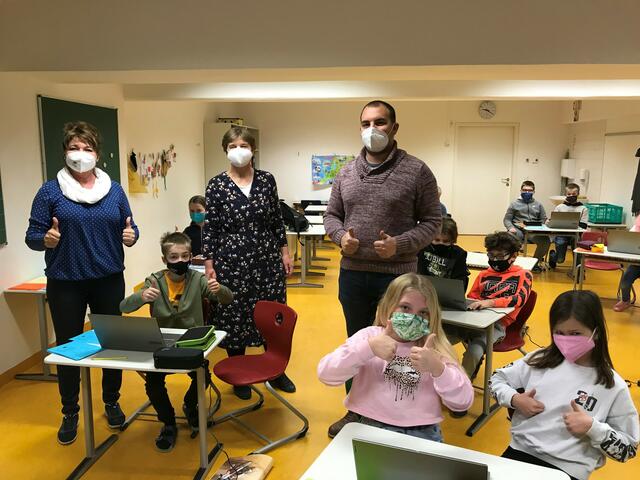 Englischpädagogin Erna Hattmannsdorfer, VS Direktorin Manuela Trappmair und Informatiklehrer Kevin Weichinger mit Kindern der VS Ennsdorf | Foto: Sport/Mittelschule St. Valentin/Schubertviertel