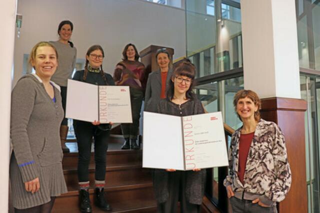 Die Vertreter vom "Verein UND-Heft" und "Girls on Ice Austria" nahmen den Arthur-Haidl-Preis 2021 von der amtsführenden Stadträtin Uschi Schwarzl und Natalie Pedevilla (Vertretung der Kulturamtsleitung) entgegen. | Foto: IKM/M. Darmann