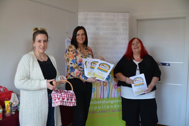 Astrid Eisenkopf, Doris Horvath, Frauenberatungsstelle Oberpullendorf, und Projektleiterin Sabine Rabel präsentierten in der „Weiberwirtschaft“ in Stoob das Projekt "Mama Einzigartig". | Foto: Barbara Diewald