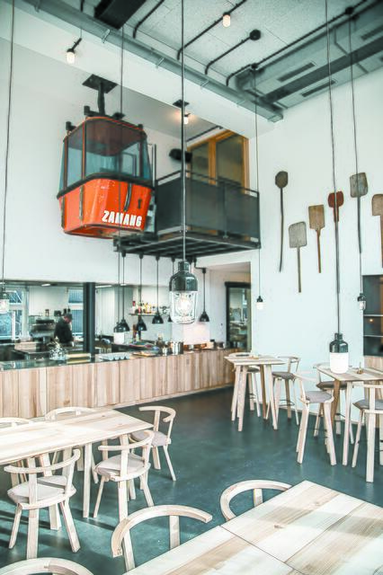 Eine Gondel als Blickfang im neuen Restaurant | Foto: Silvretta Montafon/Friederike Weber