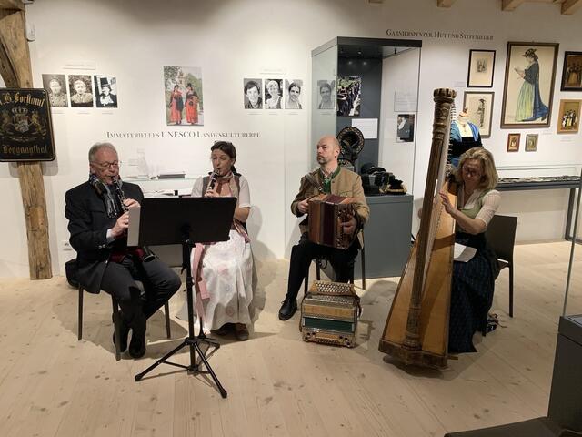 V.l.: Karl Müller (Klarinette und Biograf von Wastl Fanderl),  Katharina Pföß (Klarinette) und Rupert Pföß (Ziehharmonika) und Waltraud Stögner (Harfe)
 | Foto: TAURISKA