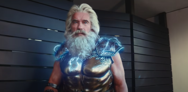 Arnold Schwarzenegger präsentiert sich als Zeus. | Foto: Screenshot/YouTube/BMW Group