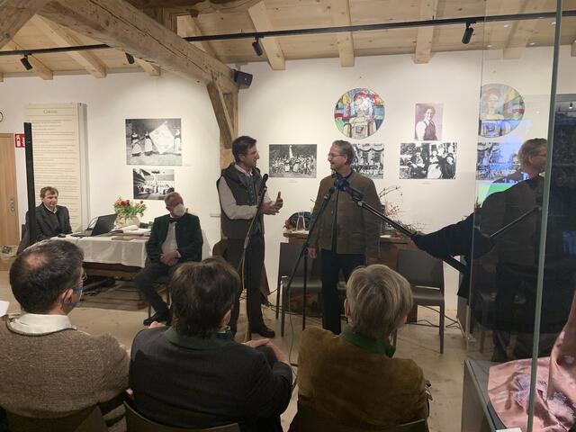 V.l.: Georg Andretter (Moderator, Fernsehautor beim Bayrischen Rundfunk) führte gekonnt durch die Veranstaltung und stellte kluge Fragen an die Geprächsteilnehmer. Alexander Karl Wandinger (Bezirk Oberbayern / Zentrum für Trachtengewand) bedankte sich für das dabei sein und wird mithelfen das Vermächtnis von Lisl Fanderl in Bayern zu würdigen. | Foto: Tauriska