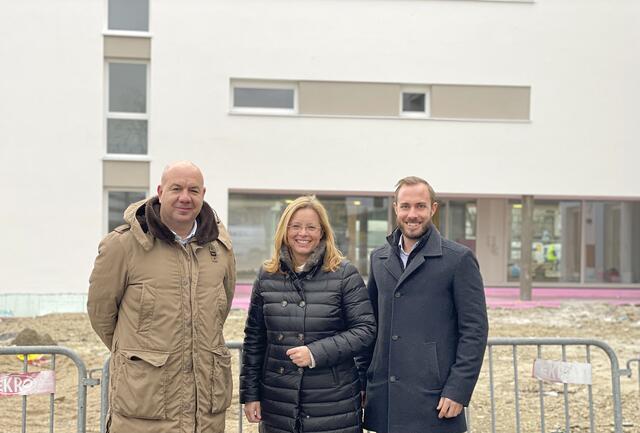 Jörg Teufelberger (Welser Heimstätte), Christa Raggl-Mühlberger und Wohnungsreferent Ralph Schäfer (FPÖ) vor dem neuen Wohnprojekt (v.l.). | Foto: Stadt Wels